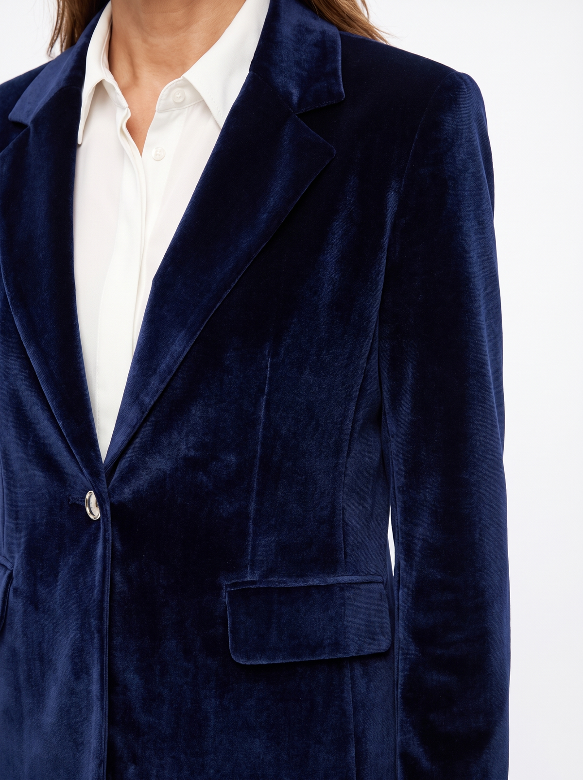 Close-up of the notched lapel, button and flap pocket